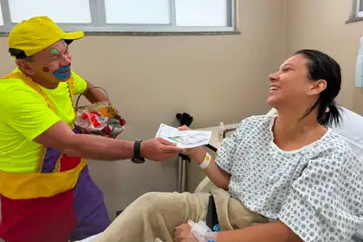 notícia: Hospital Galileu transforma rotina de internação com humor e cuidado humanizado