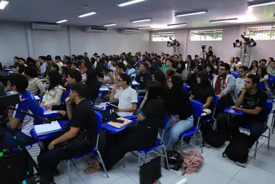 notícia: Seduc leva primeira aula ao vivo do Centro de Mídia e Educação para alunos de escola estadual