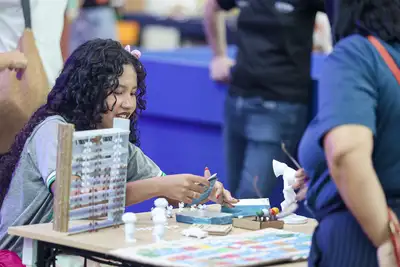 notícia: Estudantes da rede estadual apresentam projetos de papel semente e foguetes ecológicos na Feira Pan-Amazônica do Livro