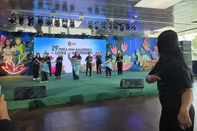 notícia: Coral inclusivo da Uepa apresenta sucessos do tecnobrega em Libras na Feira Pan-Amazônica do Livro