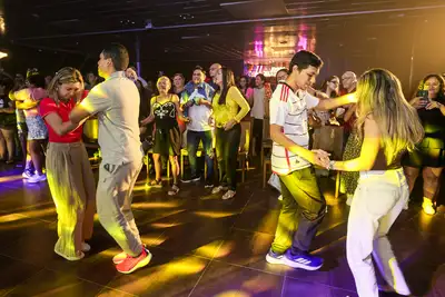 notícia: Banda Mega Pop Show encerra com repertório dançante o 4º dia da Feira do Livro