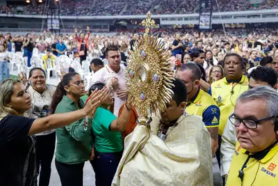 notícia: Belém recebe no Mangueirão mais de 44 mil fiéis na Vigília Nacional dos 40 Dias com São Miguel