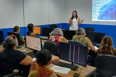 notícia: Curso gratuito da Fundação ParáPaz aproxima idosos da tecnologia 